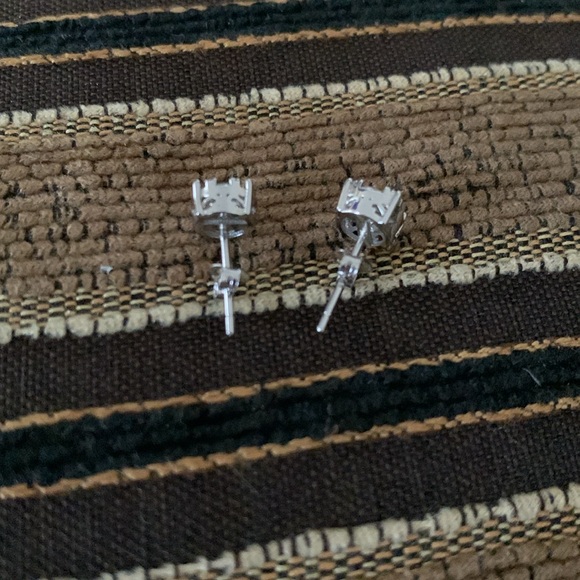 925 - 0.50ct Moissanite stud earrings. Brand New with box. - Picture 5 of 9